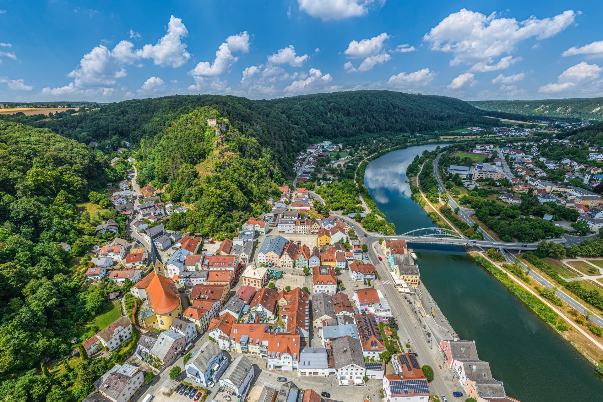 Ausblick auf Riedenburg im Naturpark Altmühltal im Landkreis Kelheim, die Altstadt um den Marktplatz