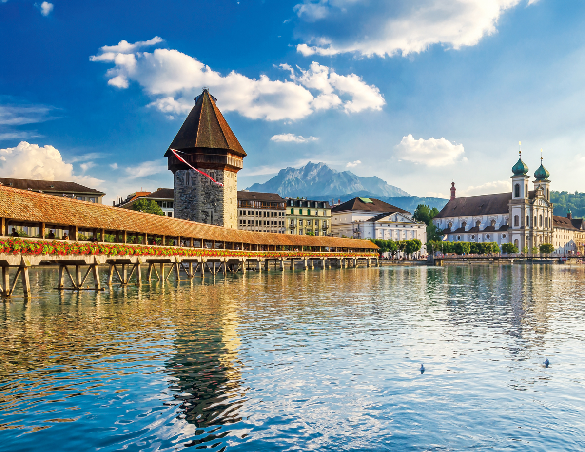 Kapellbrücke mit Wasserturm, Jesuitenkirche  und Pilatus in Luz