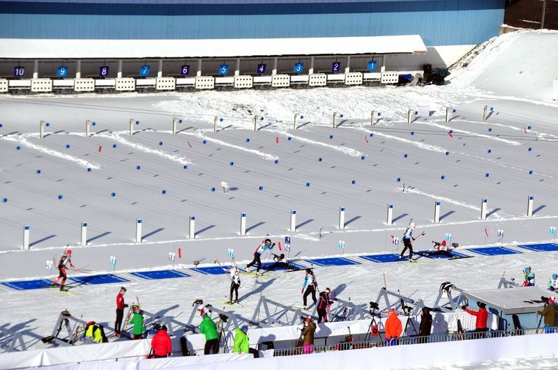 Reger Verkehr am Schießstand beim Biathlon