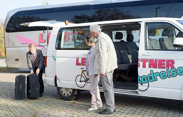 Busflotte alter Mann vor Tür